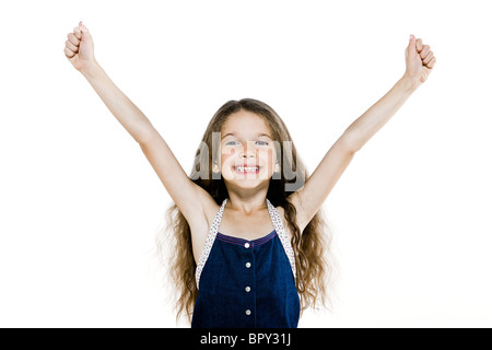 eine kaukasisches schönes ausdrucksstarkes kleine Mädchen glücklich lächelnd die Arme auf Studio weißen Hintergrund isoliert Stockfoto