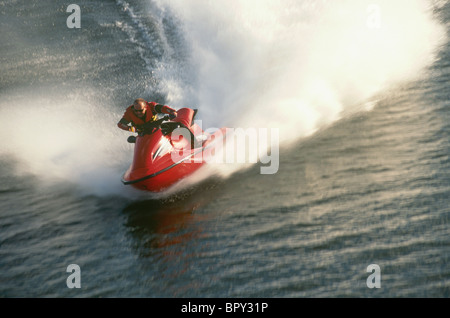 Vogelperspektive eines Mannes in einer Leistung drehen, während er seine Wave Runner rennt. Stockfoto