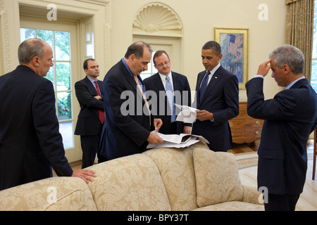 Barack Obama spricht mit senior Berater Stockfoto