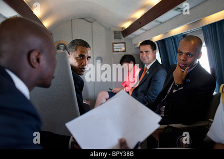 Obam, Reggie Liebe, Valerie Jarrett und Bill Burton an Bord Marine One Stockfoto