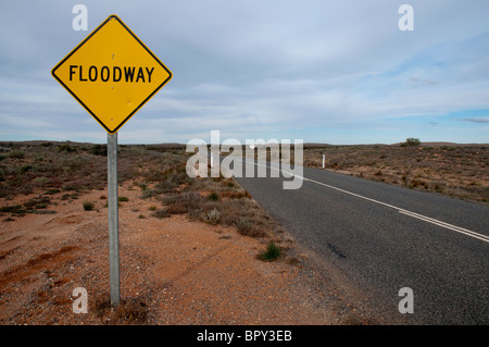Straße Schild ein Überlaufbecken in der Wüste in der Nähe von Broken Hill im Outback New South Wales Stockfoto