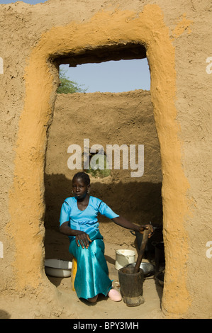 Frau in einem Schlamm-Compound, Île à Morphil Senegal Kochen Stockfoto