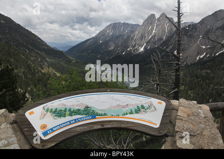 Mirador Estany Sant Maurici See und Els Encantats Bergspitze auf Pyrenäen Traverse Nationalpark Pyrenäen Spanien Stockfoto