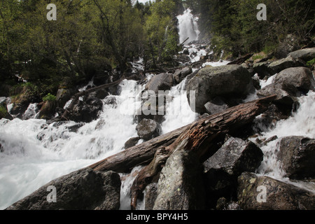 De Ratera Wasserfälle und alpinen Wald Pyrenäen Traverse planmäßig im spanischen Sant Maurici Nationalpark Pyrenäen Stockfoto