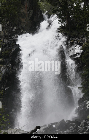 De Ratera Wasserfälle und alpinen Wald Pyrenäen Traverse planmäßig im spanischen Sant Maurici Nationalpark Pyrenäen Stockfoto