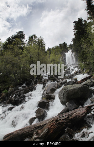 De Ratera Wasserfälle und alpinen Wald Pyrenäen Traverse planmäßig im spanischen Sant Maurici Nationalpark Pyrenäen Stockfoto