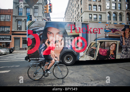 Ein Plakat für das Kaufhaus Ziel Förderung Tucker Designer Ware auf der Seite einen Tourbus in New York Stockfoto