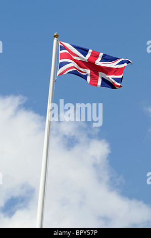Union Jack-Flagge vor einem blauen Himmel Stockfoto