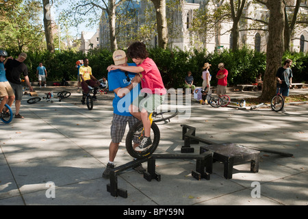 Einradfahrer aller Könnensstufen durchführen und üben bei Grants Grab in New York bei einem Treffen des New York City Einrad Club Stockfoto