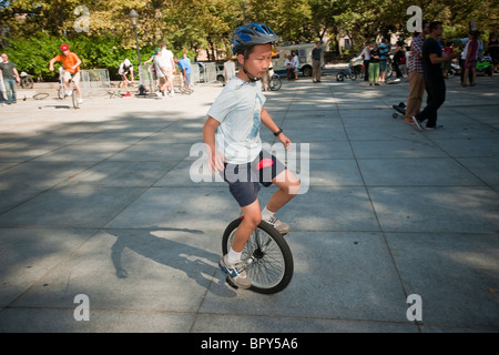 Einradfahrer aller Könnensstufen durchführen und üben bei Grants Grab in New York bei einem Treffen des New York City Einrad Club Stockfoto