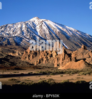 Blick auf die schneebedeckten Mt Teide, Parque Nacional Del Teide, Teneriffa, Kanarische Inseln, Spanien Stockfoto