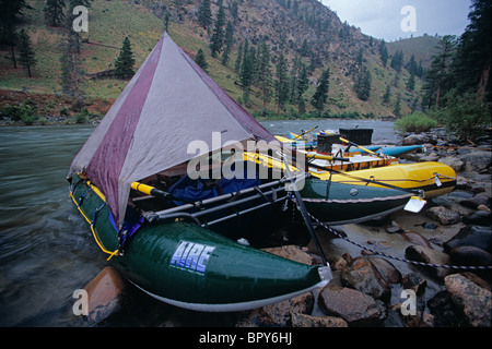 Zelt aufgeschlagen auf Floß, Schutz von Gewitter, Idahoe geben Stockfoto