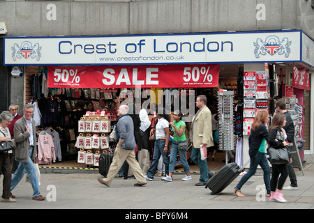 Street View von einem Crest of London Souvenir-Steckdose auf der Oxford Street, London, UK. Stockfoto