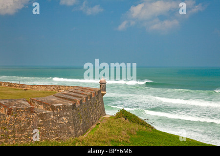 Die Wände des Schlosses San Cristobal mit Blick auf das Karibische Meer in San Juan, Puerto Rico, West Indies. Stockfoto