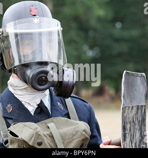 Nordirland-Polizisten in Kampfmontur mit Gasmaske und Schild der 1990er Jahre Stockfoto