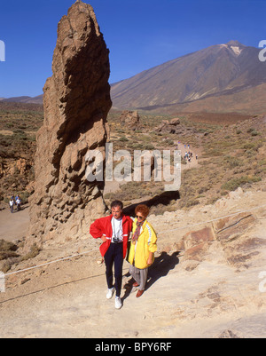 Blick auf Mt Teide und Los Roques de Garcia, Parque Nacional Del Teide, Teneriffa, Kanarische Inseln, Spanien Stockfoto