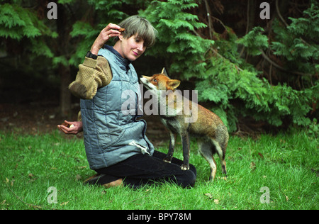 Caroline Colthurst, ehemaliges Models in ihrer Heimat Pitchford Hall in Shropshire, zusammen mit dem Tierfuchs Toddy, dem 92. Die Familie musste das Haus nach der Lloyd's Names Katastrophe verlassen. Caroline starb 2010 Stockfoto