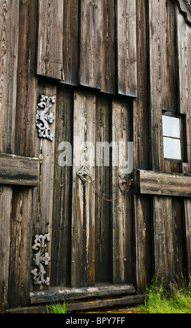 Close up isoliert einzigartige Braune hölzerne Eingangstür der historischen Grafarkirkja rasen Dach Kirche in Grof, Island in Europa, ungewöhnliche Tür Stockfoto