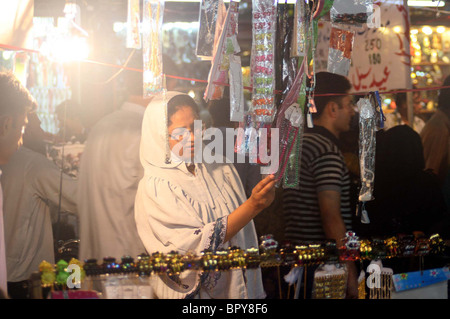 Bewohner von Karachi beschäftigt beim Einkauf für ihren Eid Vorbereitung auf Saddar Basar vor Eid-Ul-Fitar Stockfoto