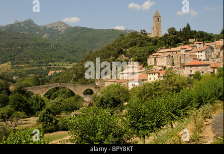 Olargues ein mittelalterliches Dorf in der Nationalpark hohen Languedoc Regional südlichen Frankreich The Devils Bridge über den Riv Stockfoto