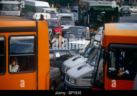 Festgefahrene Verkehr in der chaotischen Kreuzung der Piazza Venezia in der italienischen Hauptstadt Rom. Stockfoto