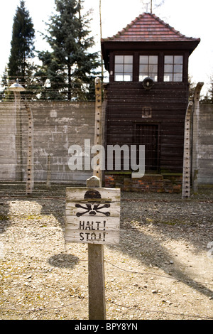 Ein Stopp-Zeichen innerhalb der Umzäunung im KZ Auschwitz, Polen. Stockfoto