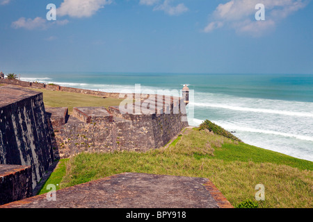 Die Wände des Schlosses San Cristobal mit Blick auf das Karibische Meer in San Juan, Puerto Rico, West Indies. Stockfoto