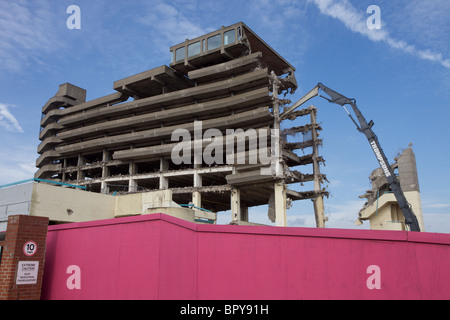 Abriss des berühmten Trinity Square Parkplatzes in Gateshead, UK. Stockfoto