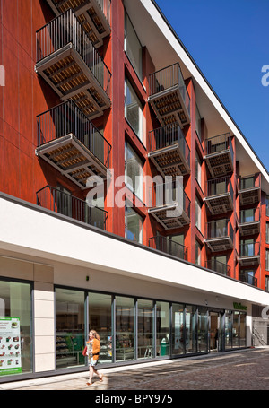 Apartments über Waitrose-Supermarkt in der St John Street, Clerkenwell, London. Stockfoto