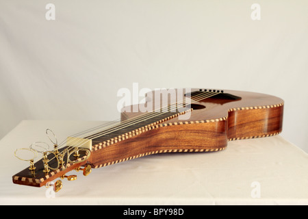 Einer speziell angefertigten Lazy River Weissenborn-electric Slide-Gitarre gebaut von Rance White für Adam Gough Stockfoto