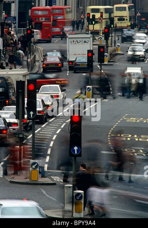 Nachschlagen von Bishopsgate Street im ältesten Teil Großbritanniens Hauptstadt, Feierabendverkehr in Square Mile City of London Stockfoto
