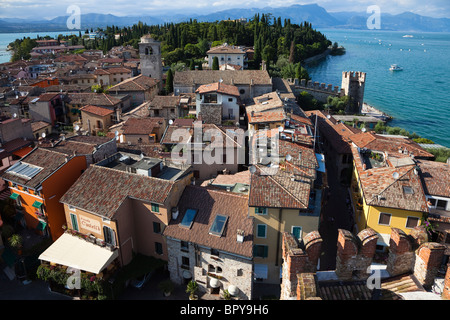 Skyline von Sirmione Altstadt mit traditionellen roten Ziegeldächern, Gardasee, Venetien, Italien Stockfoto