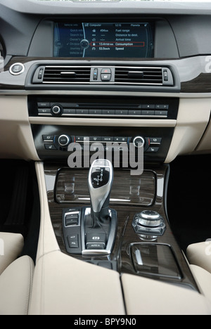 BMW 535i - meine deutsche Premium 2010 - grau metallic - höhere Klasse Limousine, Segment E (Exekutive) - Mittelkonsole, cockpit Stockfoto