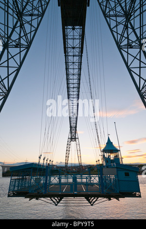 Newport Schwebefähre South Wales UK.  Die Brücke überspannt den Fluss Usk über die Autos, LKWs und Fußgänger trägt. Stockfoto