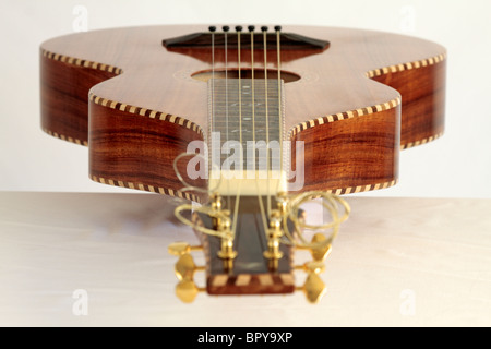 Einer speziell angefertigten Lazy River Weissenborn-electric Slide-Gitarre gebaut von Rance White für Adam Gough Stockfoto