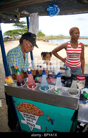 Rasiert Eis Verkäufer in Puerto Limon, Costa Rica. Stockfoto