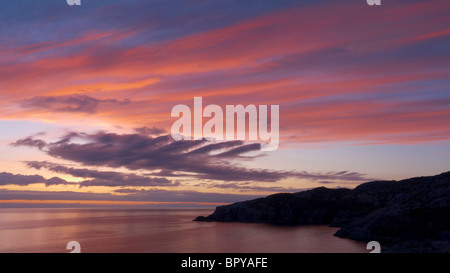 Mitte Sommer Sonnenuntergang nahe dem Dorf Tarbet auf der weit Nord West Küste von Schottland, UK Stockfoto
