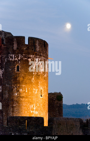Caerphilly Castle, South Wales genommen am späten Abend mit dem Mond im Hintergrund. Stockfoto