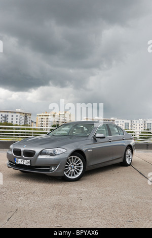 BMW 535i - MeineStadt 2010 - grau Metallic - vier Türen (4D) - deutsche Premium-höhere Klasse Limousine, Segment (Segment Executive) E- Stockfoto