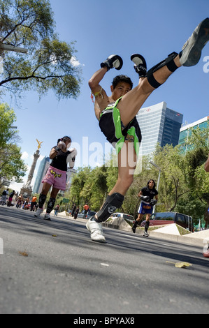 Kinder üben Muay Thai in Mexiko-Stadt während einer parade Stockfoto