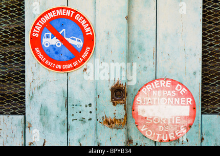 Französisch "No Parking" Zeichen auf einem hölzernen Garagentor Stockfoto