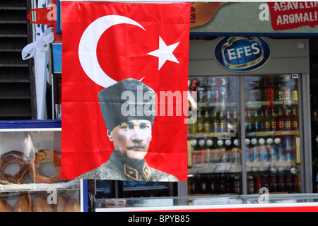 Türkische Flagge mit Porträt von Kemal Atatürk außerhalb Convenience-Store, Kas, Türkei Stockfoto