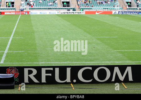 Rugby-Spielfeld und RFU unterzeichnen im Twickenham Stadium Stockfoto