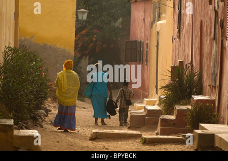 Straßenszene, koloniale Häuser der Insel Gorée, Senegal Stockfoto