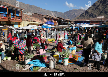 Blick über Stände auf Pisac Markt, Heiliges Tal, Peru Stockfoto