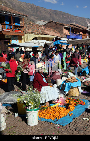 Blick über Obstständen in Pisac Markt, Heiliges Tal, Peru Stockfoto