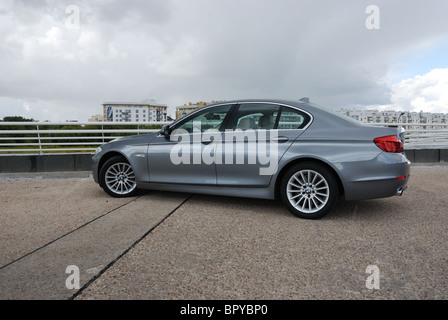 BMW 535i - MeineStadt 2010 - Segment E (Exekutive), grau Metallic - vier Türen (4D) - deutsche Premium-höhere Klasse Limousine- Stockfoto