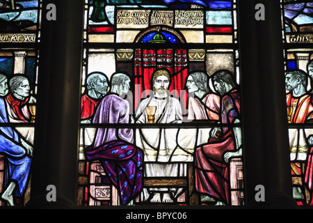 Ein Glasfenster zeigt das letzte Abendmahl am St. Thomas Kirche der Märtyrer in Winchelsea, East Sussex, England. Stockfoto