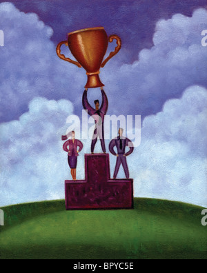 Ein Gewinner des ersten Platzes steht auf einem Podest eine Trophäe über seinem Kopf mit gedrückter Stockfoto