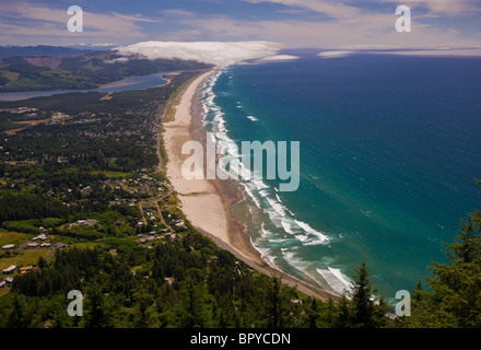 MANZANITA, OREGON, USA - Manzanita-Strand und dem Pazifischen Ozean Surfen auf der Küste von Oregon. Stockfoto